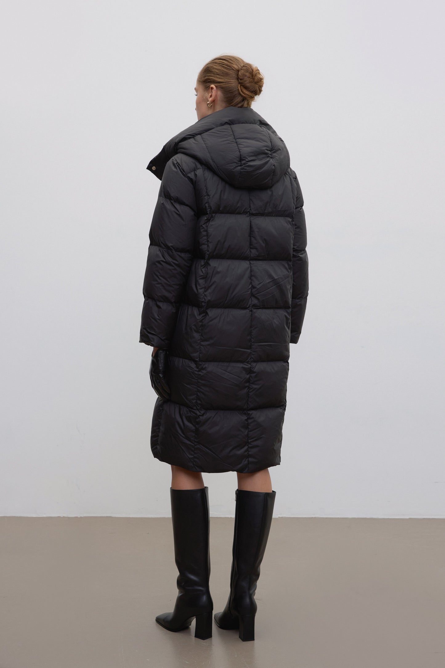 Damska czarna kurtka na zimę przed kolano Estro.