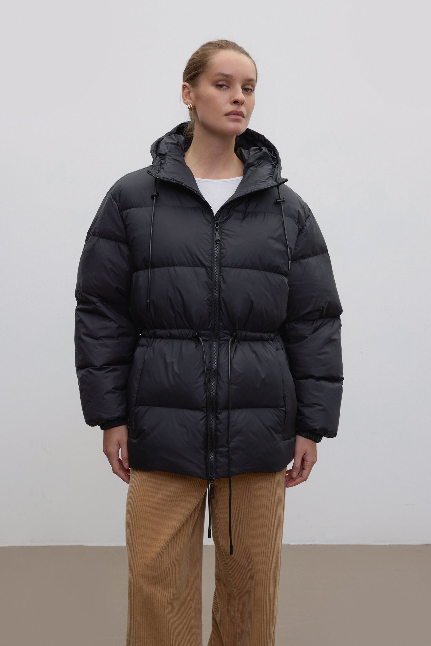 Czarna kurtka damska ze ściągaczem w pasie wypełniona puchem gęsim Estro ER00118490