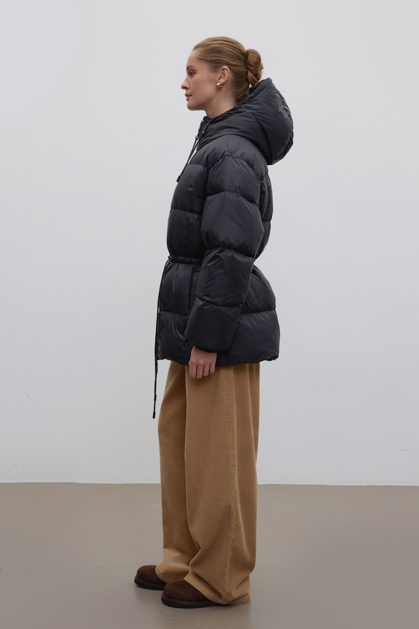 Damska czarna kurtka ze ściągaczem w pasie, wypełniona puchem gęsim, Estro.