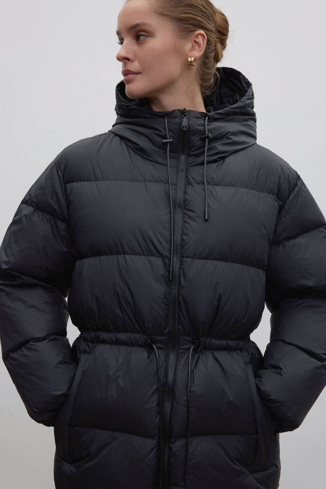 Kurtka damska, czarna, ze ściągaczem w pasie, wypełniona puchem gęsim, Estro.