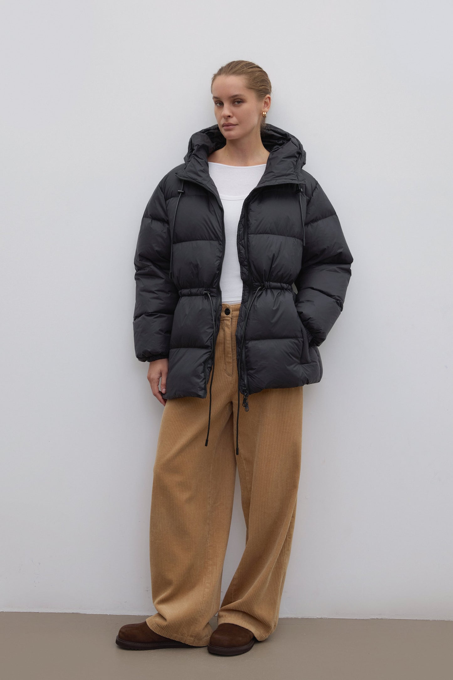 Czarna kurtka damska Estro, ze ściągaczem w pasie, wypełniona puchem gęsim.