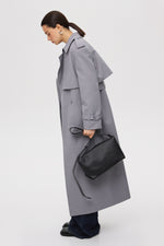 Czarna listonoszka damska Estro - model w pełnej stylizacji.