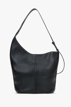 Welurowa torba damska hobo o grubości 17 cm, ukazująca miękkość materiału, dekoracyjne pionowe przeszycie oraz regulowaną rączkę.