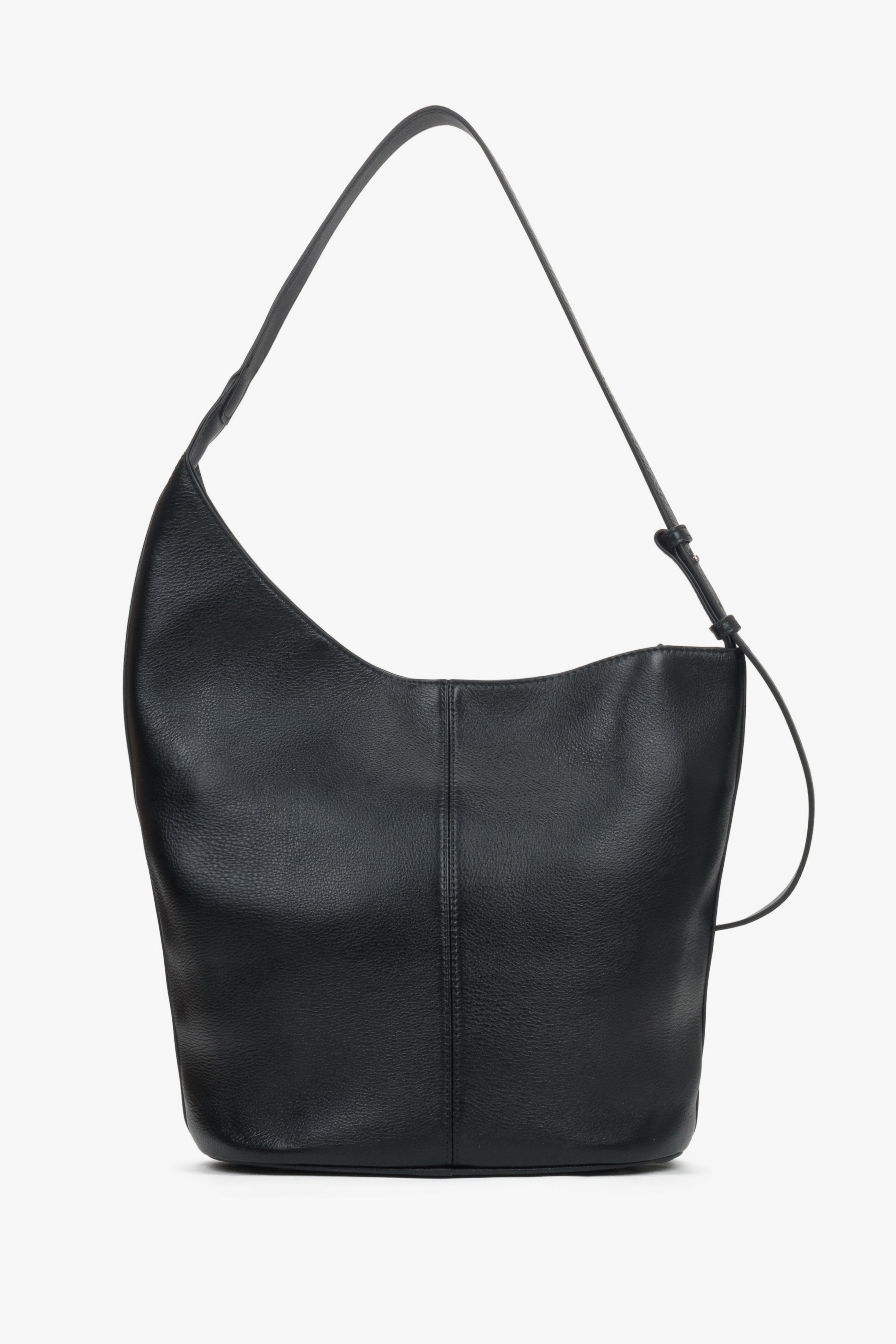 Welurowa torba damska hobo o grubości 17 cm, ukazująca miękkość materiału, dekoracyjne pionowe przeszycie oraz regulowaną rączkę.