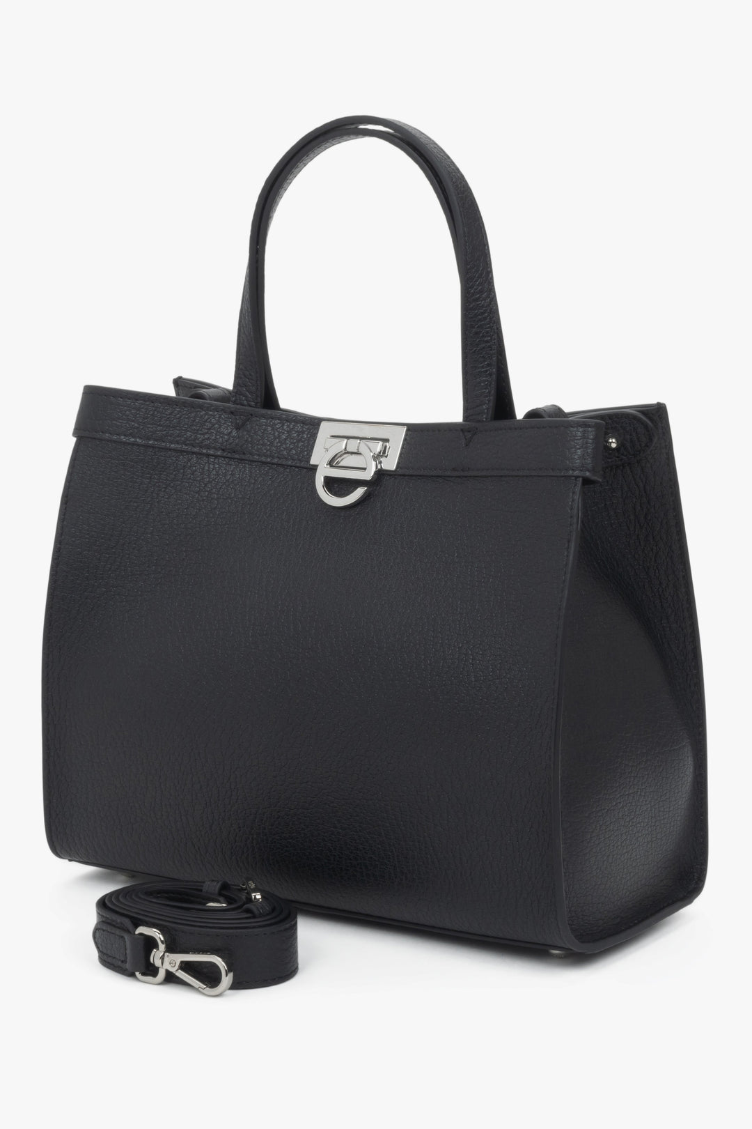 Damska czarna, skórzana torebka typu tote ze srebrnymi okuciami Estro.