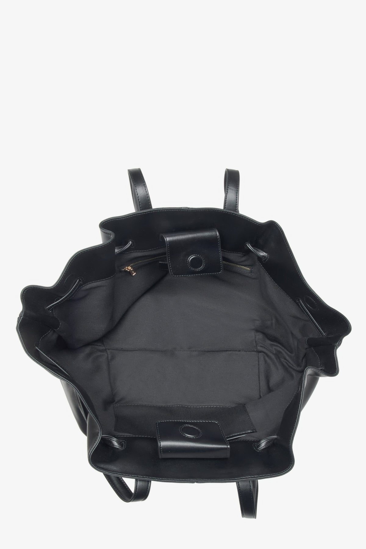 Elegancka torba na ramię Estro ER00116612 z czarnej skóry naturalnej, wyposażona w długie rączki.