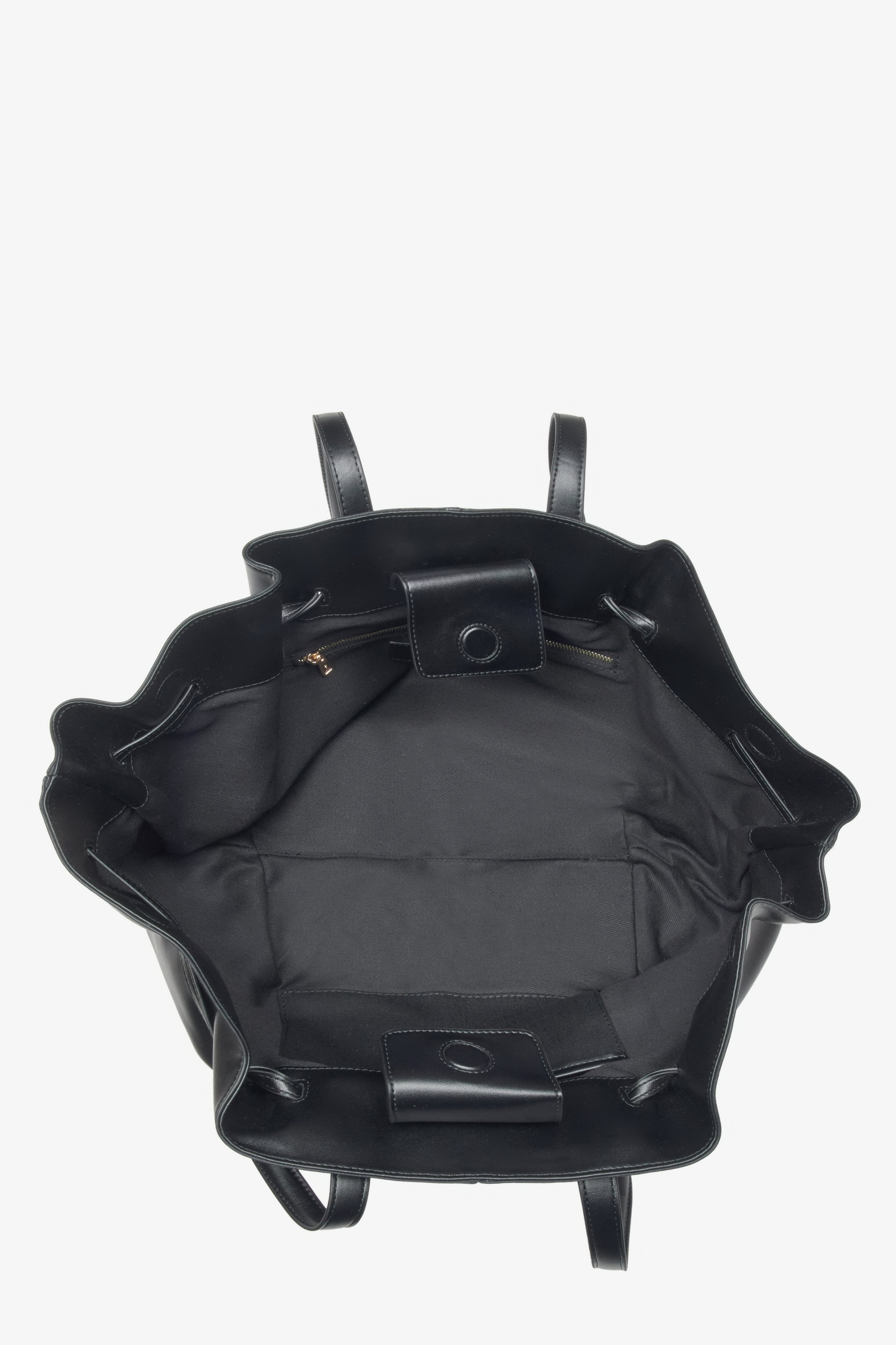Elegancka torba na ramię Estro ER00116612 z czarnej skóry naturalnej, wyposażona w długie rączki.