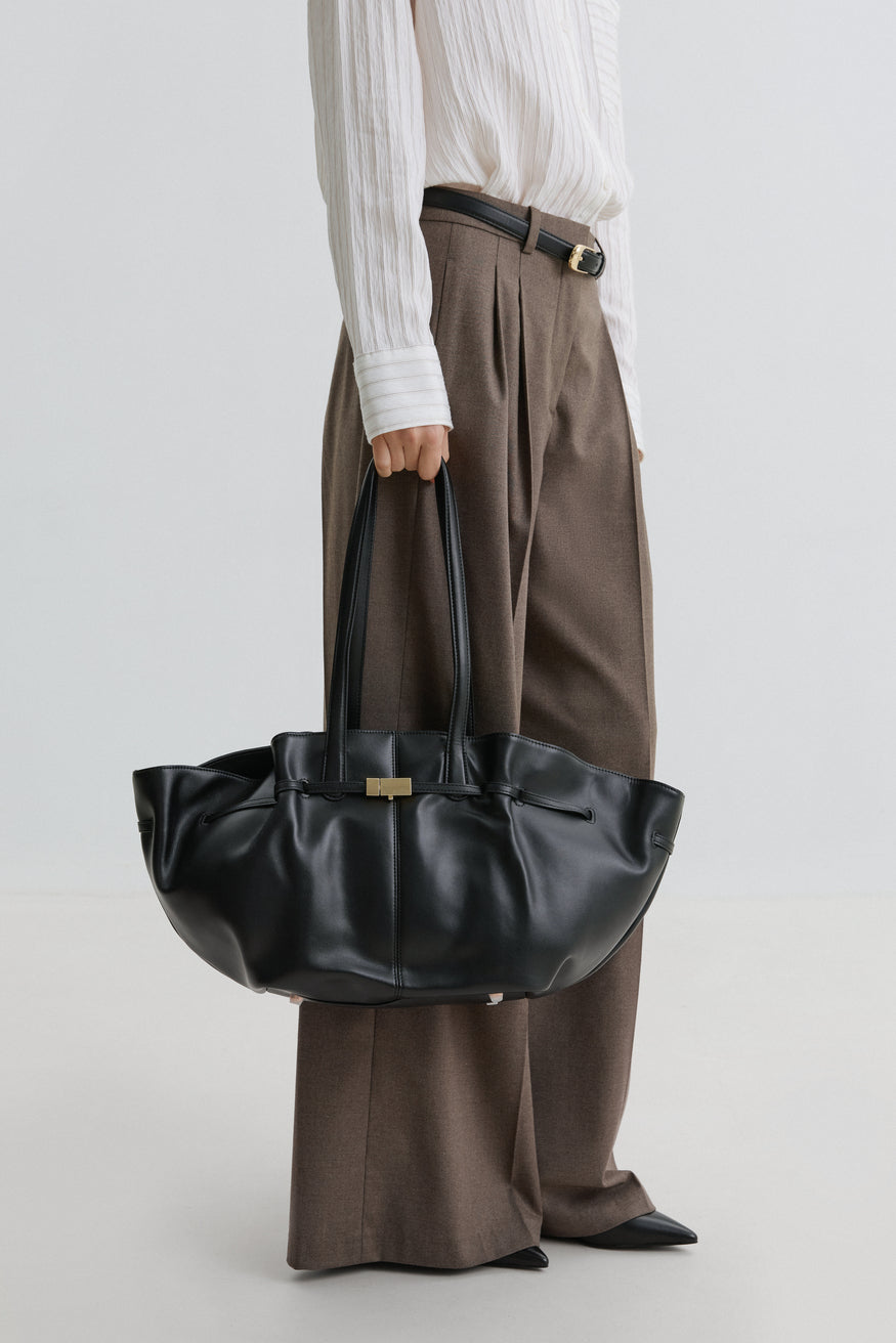 Czarna torba na ramię z długimi rączkami ze skóry naturalnej Estro ER00116612