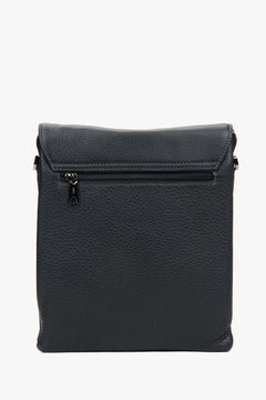 Estro - czarna torba na tablet z groszkowej skóry naturalnej na magnes.