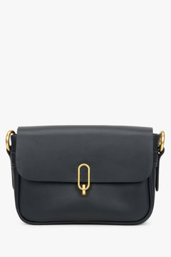 Mała, skórzana torebka damska w kolorze czarnym Estro ze złotymi okuciami.