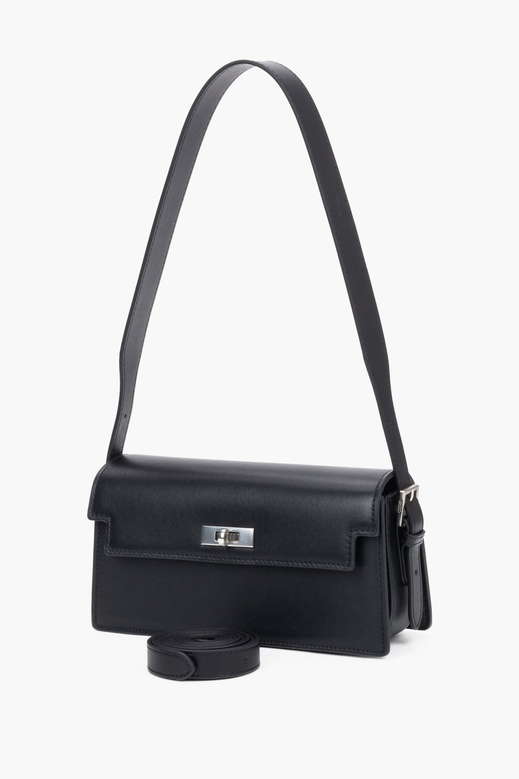 Czarna skórzana torebka damska Estro o geometrycznej klapie, prezentująca minimalistyczną formę oraz lśniące, srebrne zapięcie obrotowe.