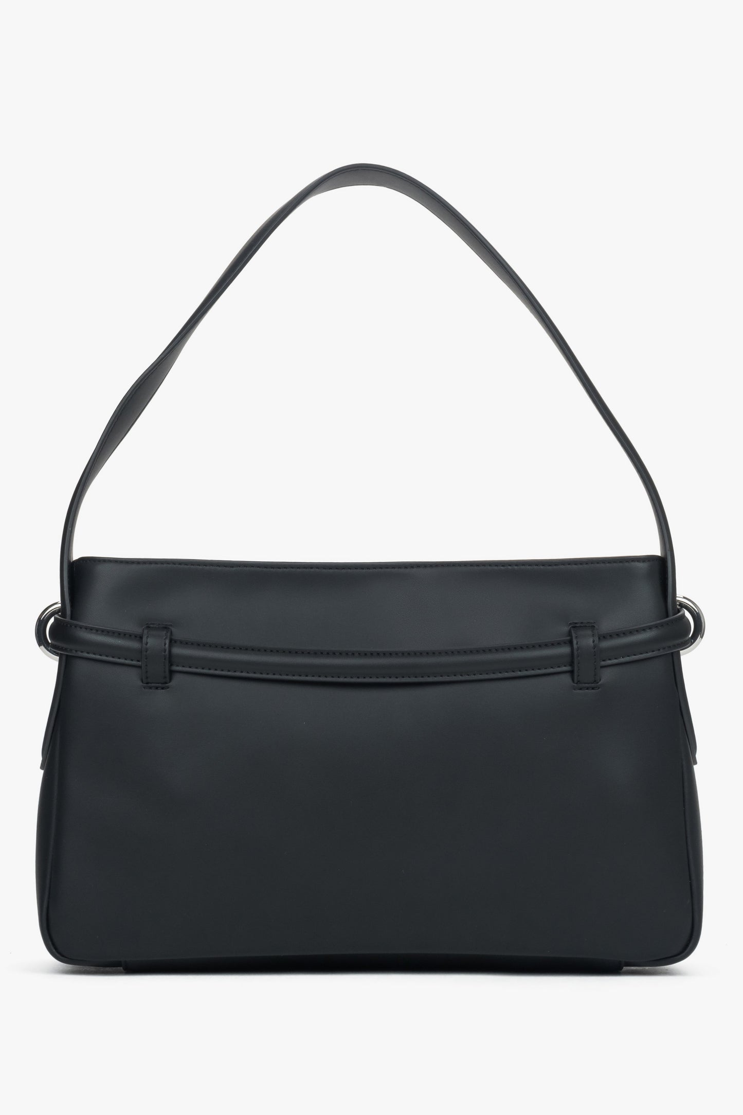 Czarna torebka na ramię ze skóry naturalnej z ozdobnym paskiem o eleganckim charakterze.