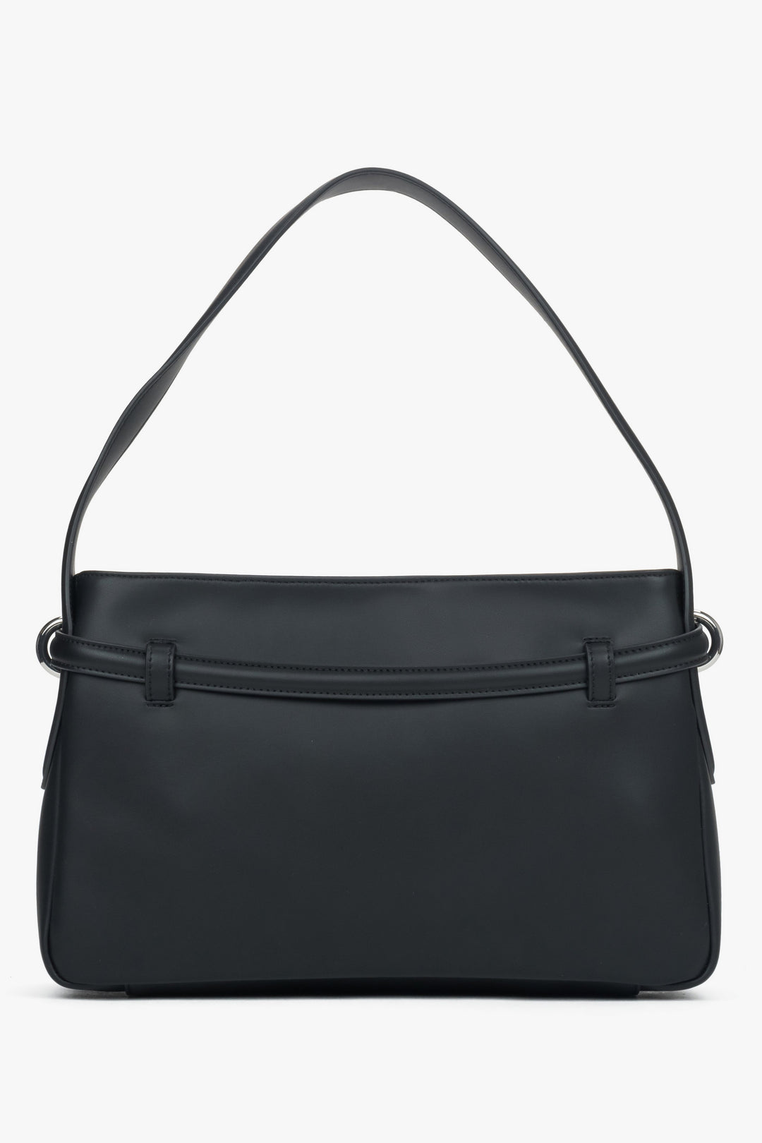 Czarna torebka na ramię ze skóry naturalnej z ozdobnym paskiem o eleganckim charakterze.