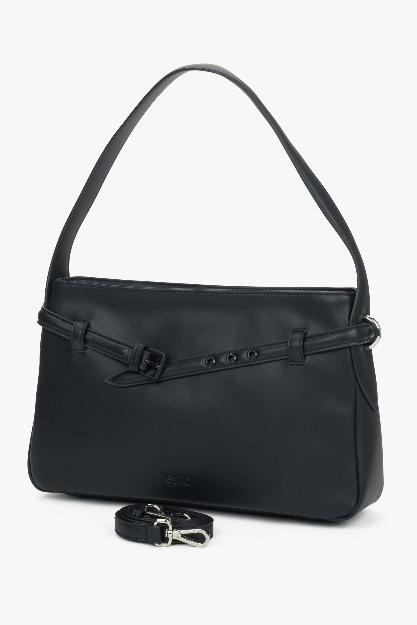 Klasyczna torebka na ramię ze skóry naturalnej w czarnym kolorze z ozdobnym detalem.