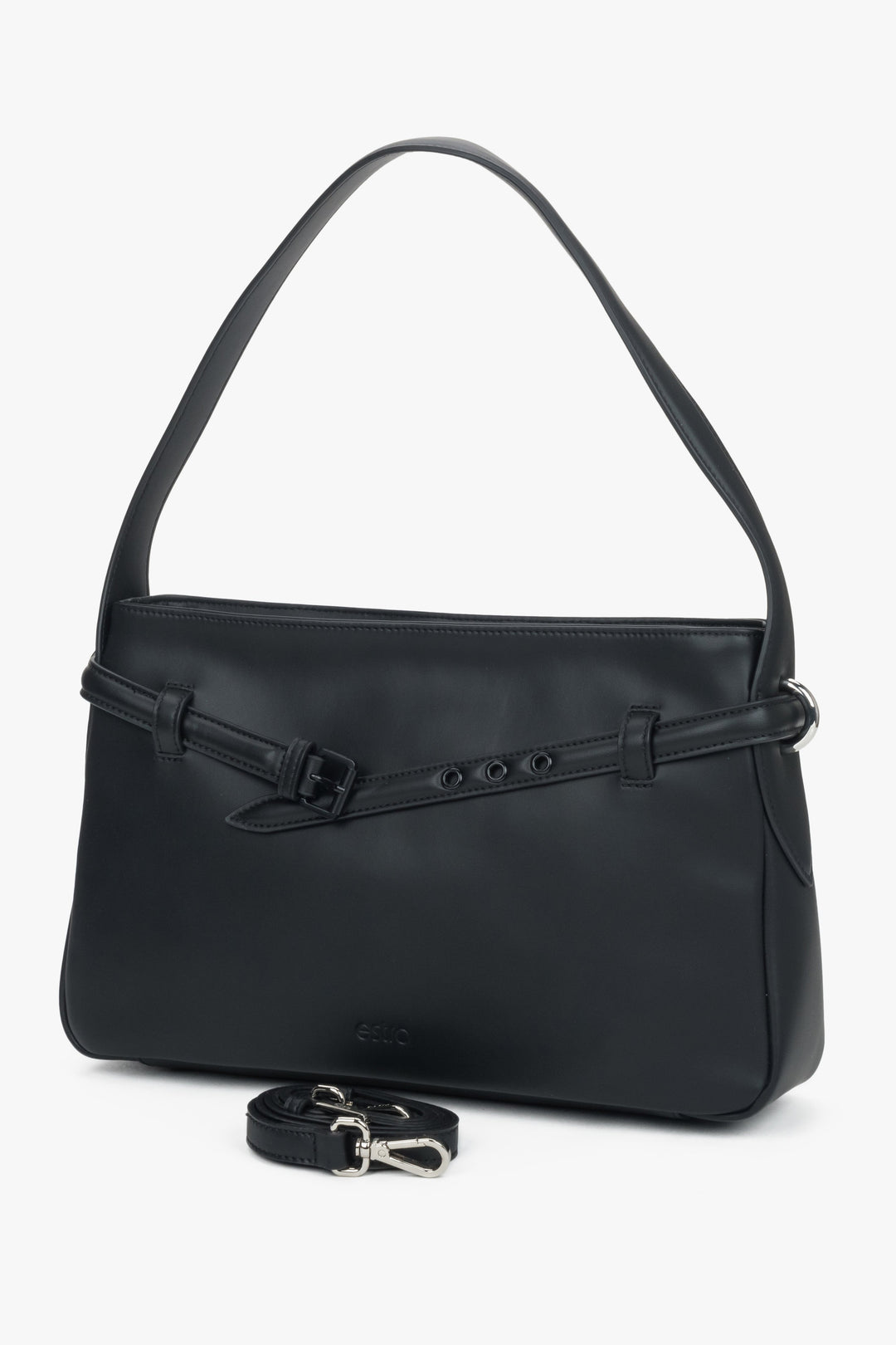 Klasyczna torebka na ramię ze skóry naturalnej w czarnym kolorze z ozdobnym detalem.