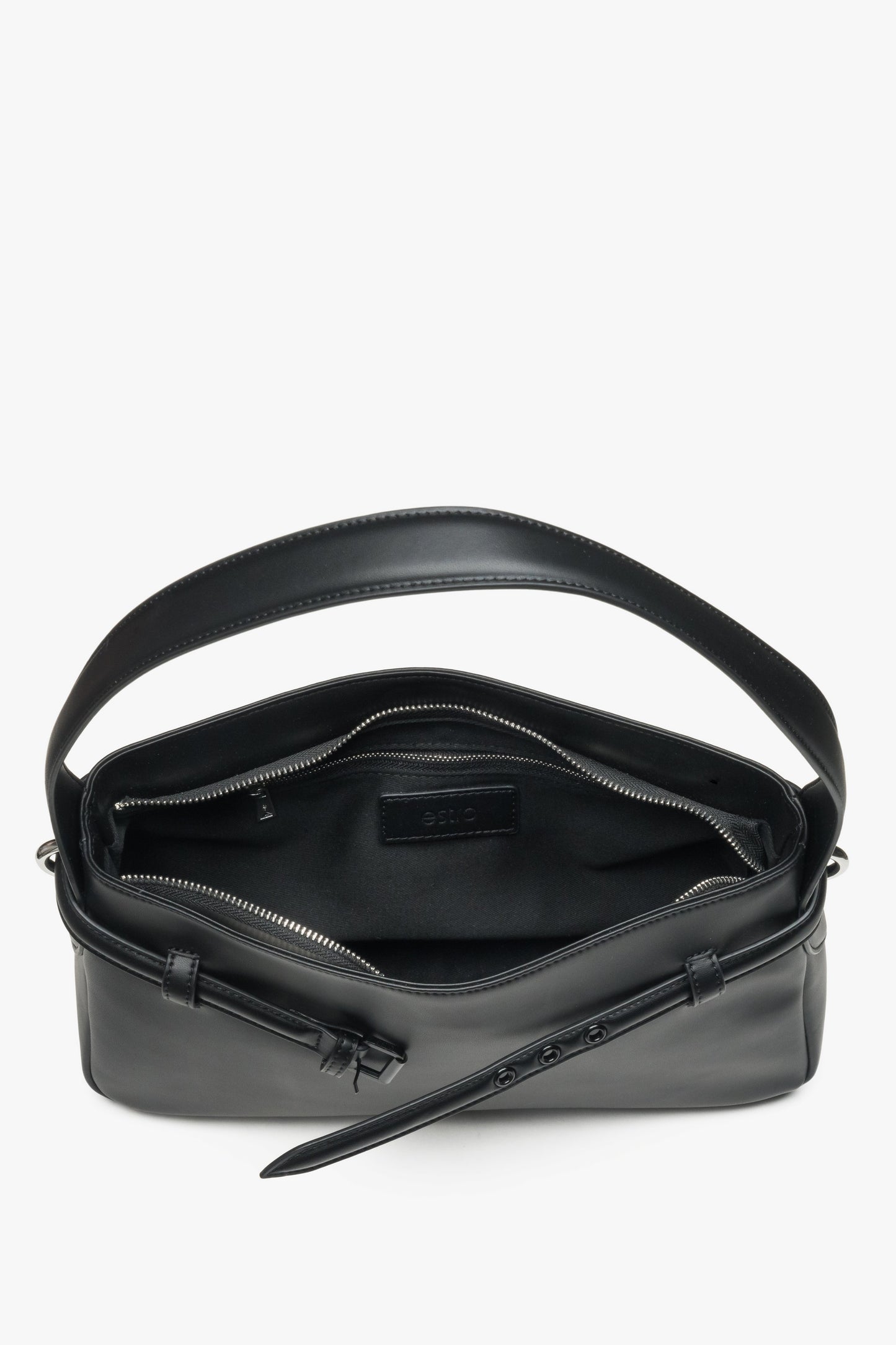 Elegancka czarna torebka damska ze skóry naturalnej z dekoracyjnym paskiem, idealna na co dzień.