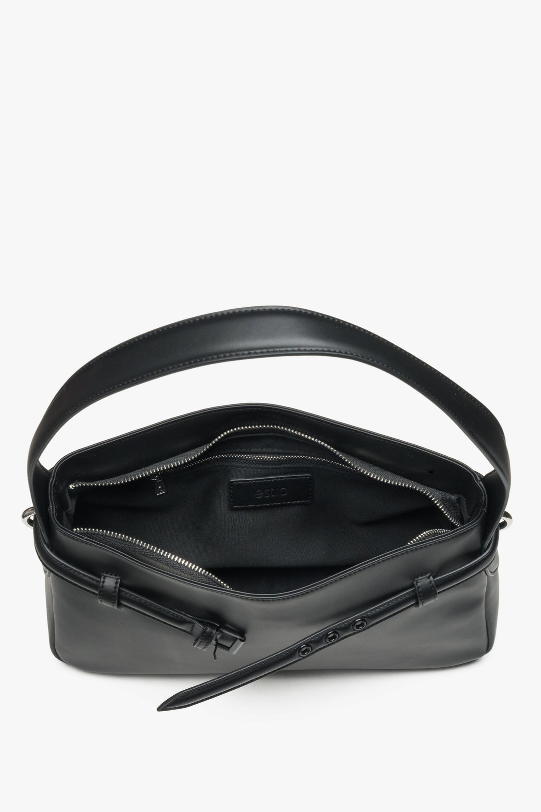 Elegancka czarna torebka damska ze skóry naturalnej z dekoracyjnym paskiem, idealna na co dzień.