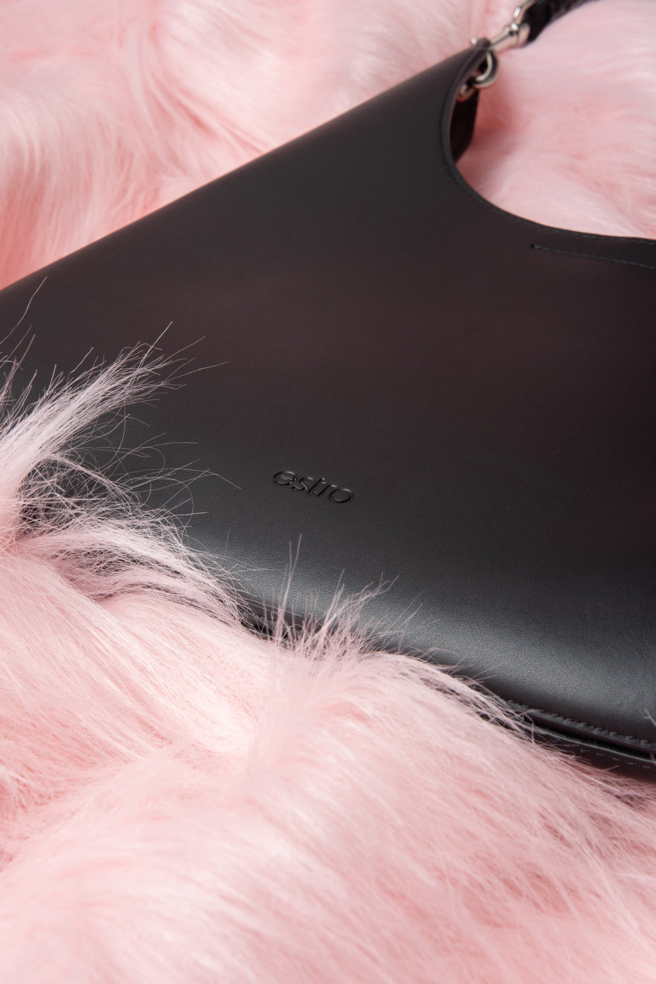 Czarna torebka damska typu shopper ze skóry naturalnej Estro ER00118915