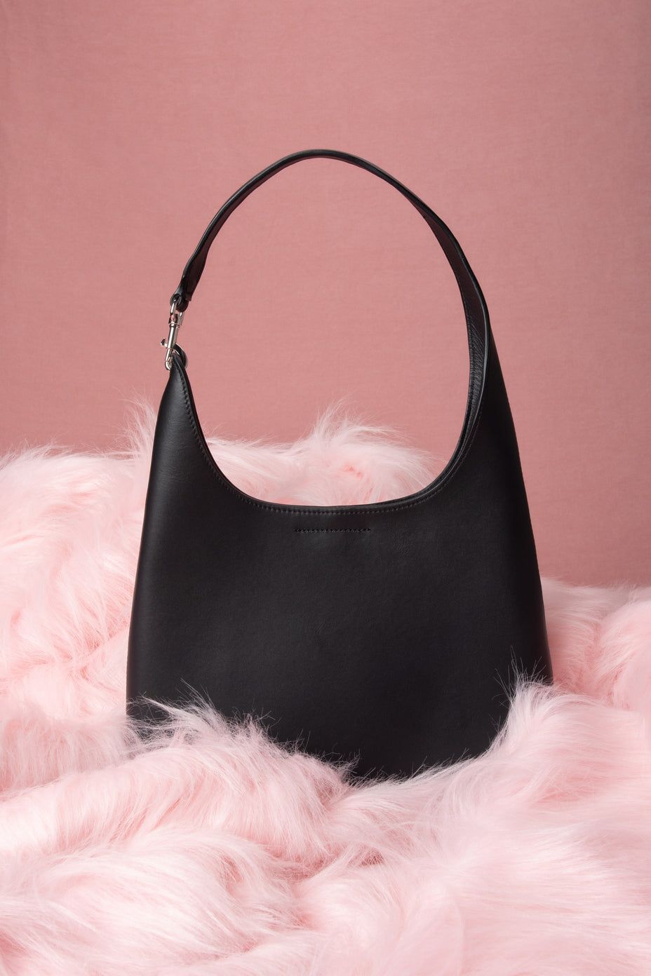 Czarna torebka damska typu shopper ze skóry naturalnej Estro ER00118915