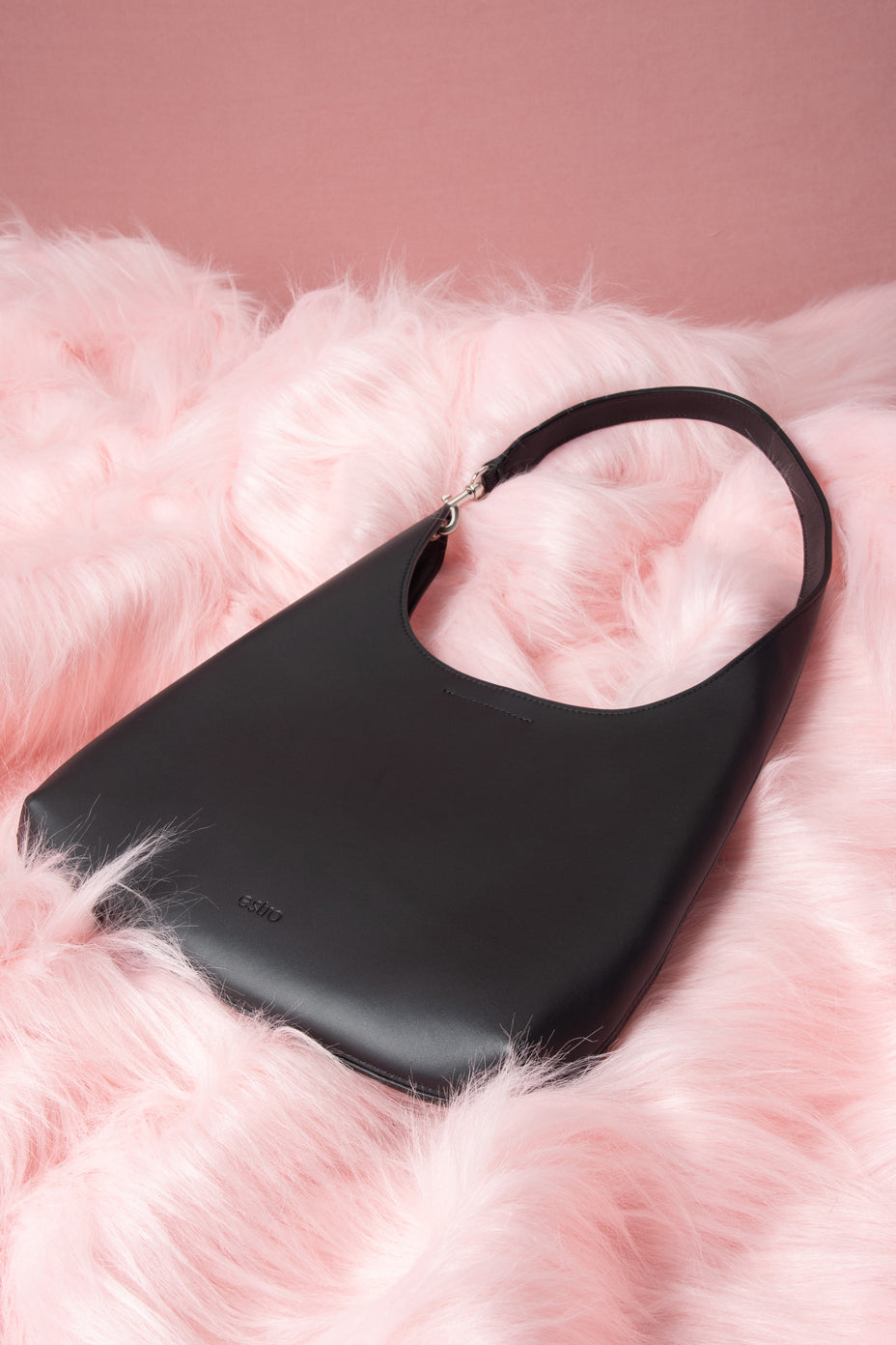 Czarna torebka damska typu shopper ze skóry naturalnej.