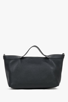 Czarna torebka damska Estro, typu tote, z naturalnej skóry groszkowej, z krótkimi rączkami.
