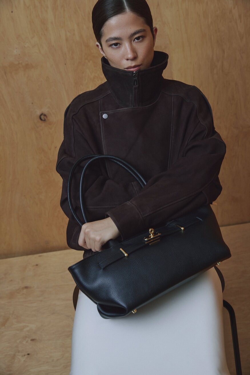 Czarna torebka damska typu tote z włoskiej skóry naturalnej Premium z długimi ramionami Estro ER00118151