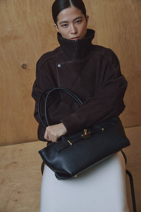 Czarna torebka damska typu tote z włoskiej skóry naturalnej Premium z długimi ramionami Estro ER00118151