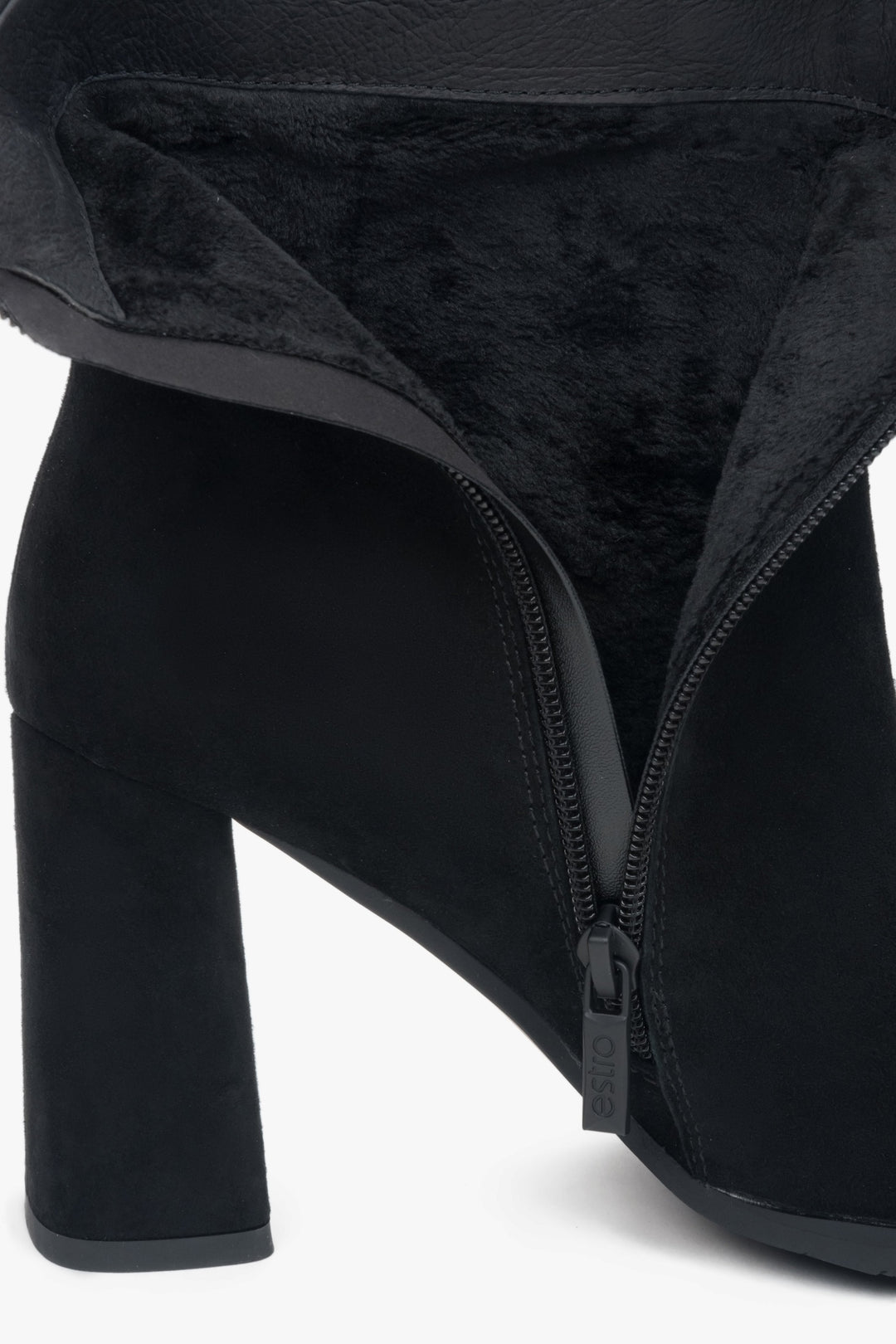 Z weluru naturalnego, czarne botki damskie na słupku Estro.