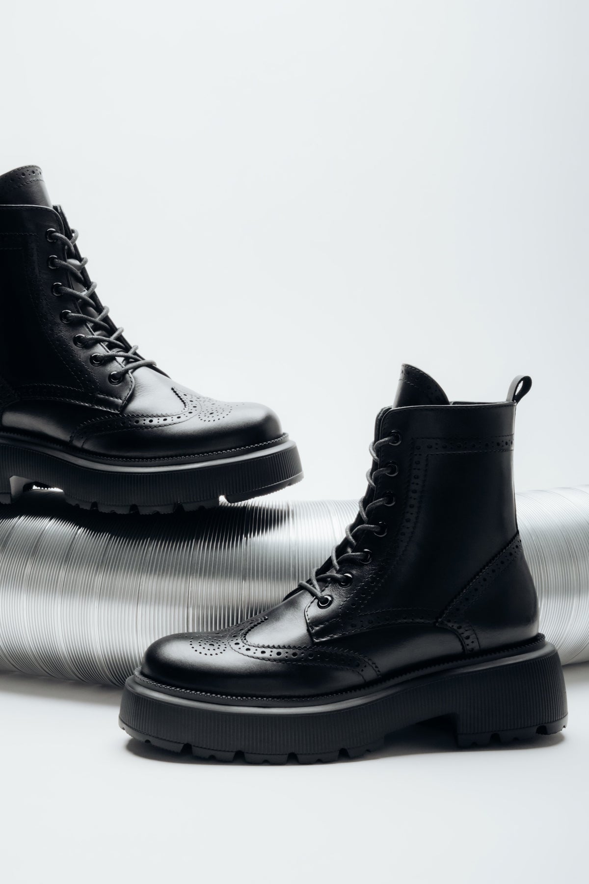 Czarne botki damskie z włoskiej skóry naturalnej Premium z folkową perforacją Estro ER00120761