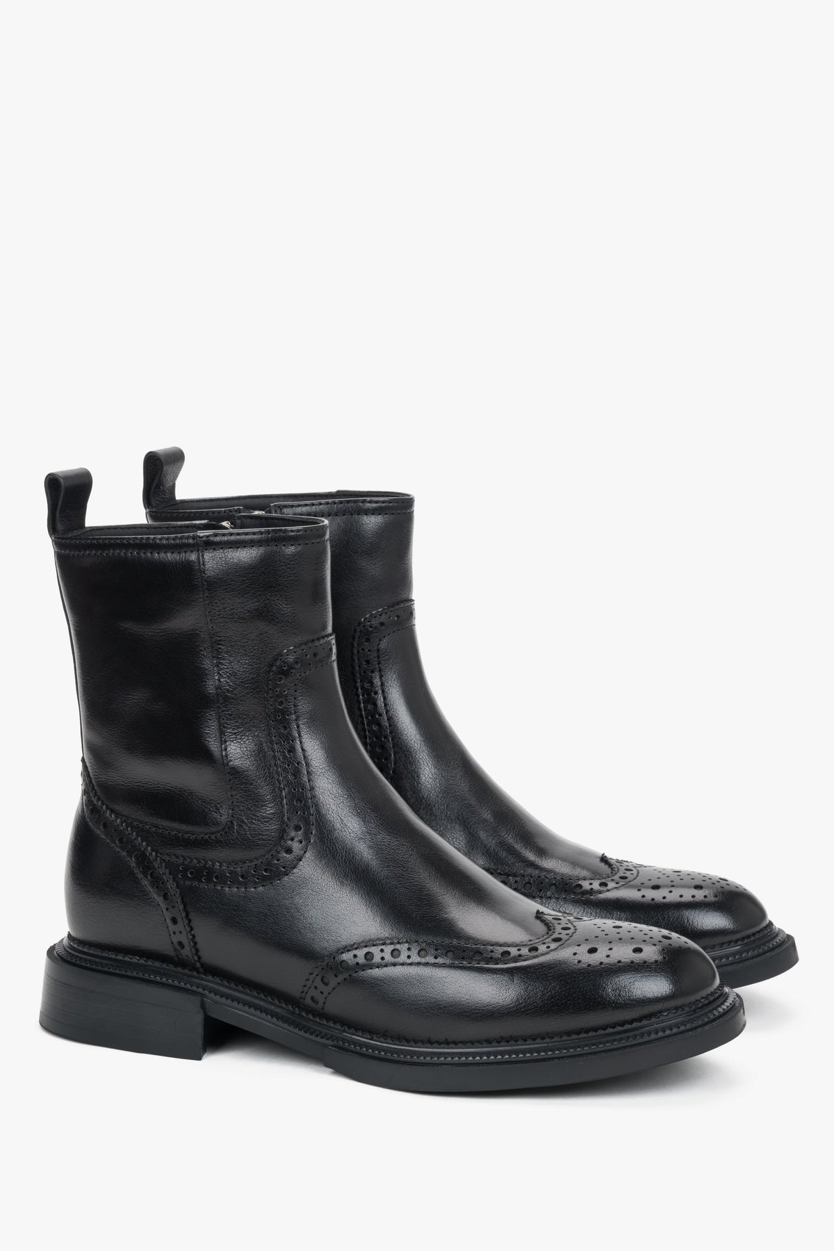 Estro - czarne botki damskie z klasycznym zdobieniem w stylu brogue ze skóry naturalnej.
