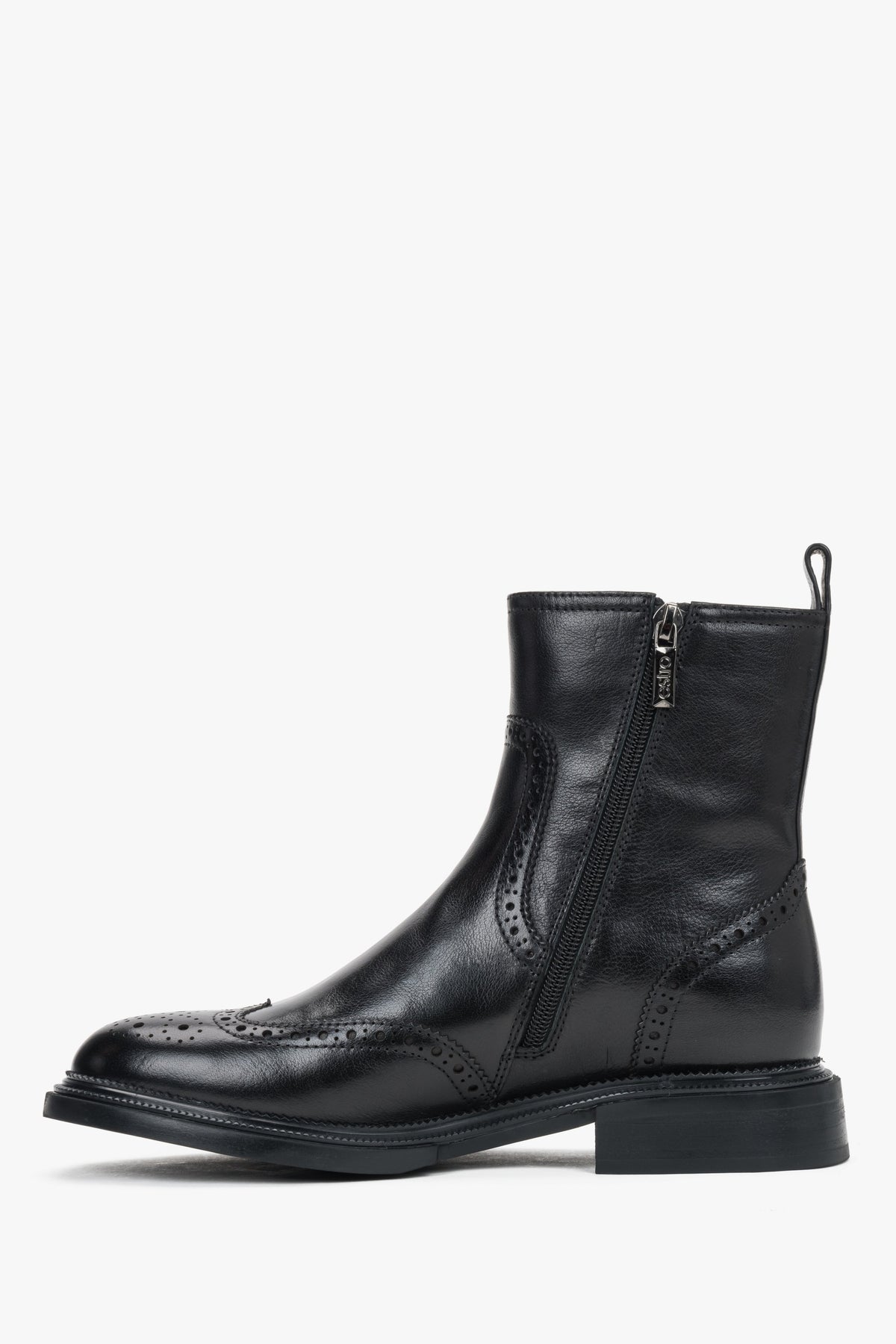 Botki damskie, czarne, ze skóry naturalnej, z klasycznym zdobieniem w stylu brogue, Estro.
