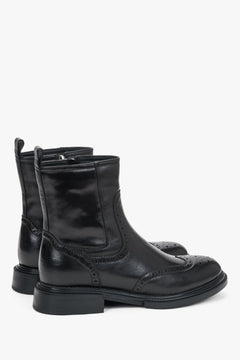 Ze skóry naturalnej, czarne botki damskie z klasycznym zdobieniem w stylu brogue Estro.
