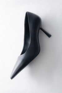 Czarne buty damskie na obcasie w szpic ze skóry naturalnej Estro ER00117995.