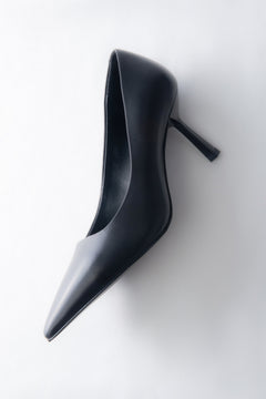 Czarne buty damskie na obcasie w szpic ze skóry naturalnej Estro ER00117995.
