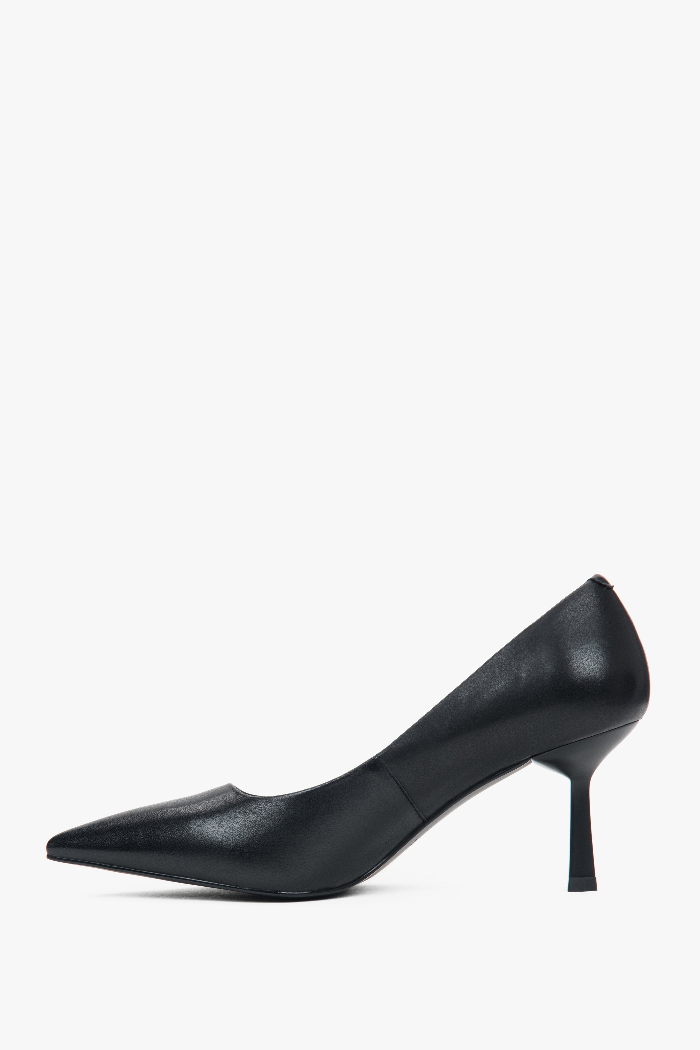 Damskie czarne buty na obcasie w szpic ze skóry naturalnej Estro.