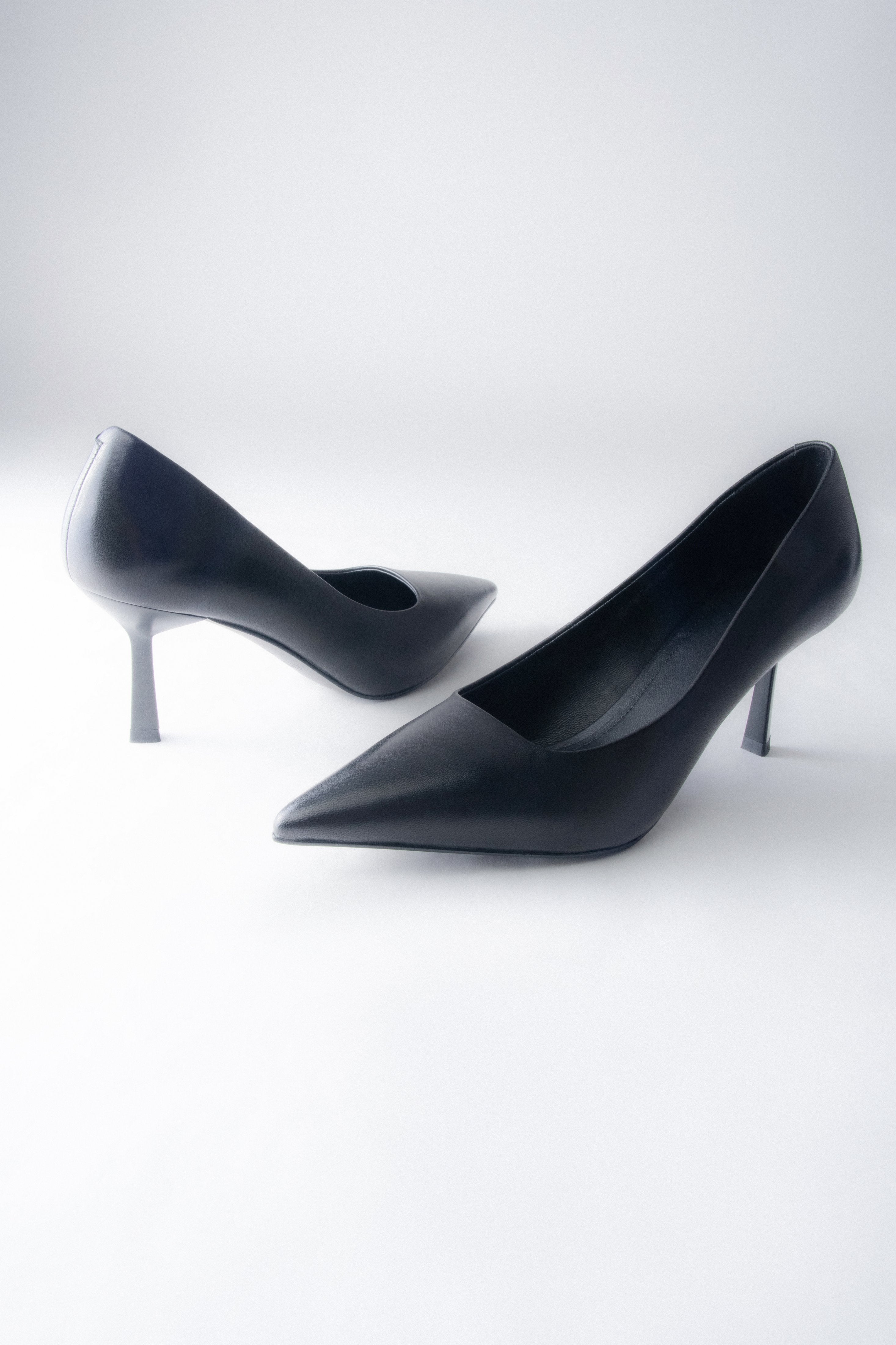 Eleganckie, czarne buty damskie na obcasie w szpic ze skóry naturalnej.