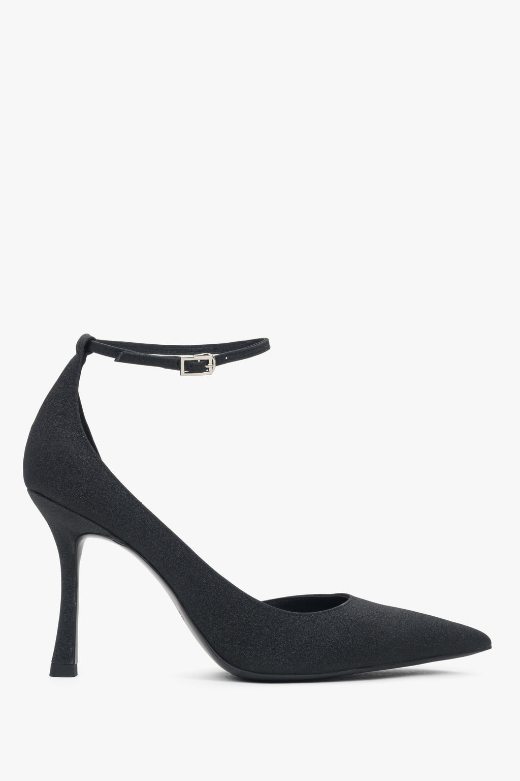 Czarne buty damskie na wysokim obcasie ze sprzączką.