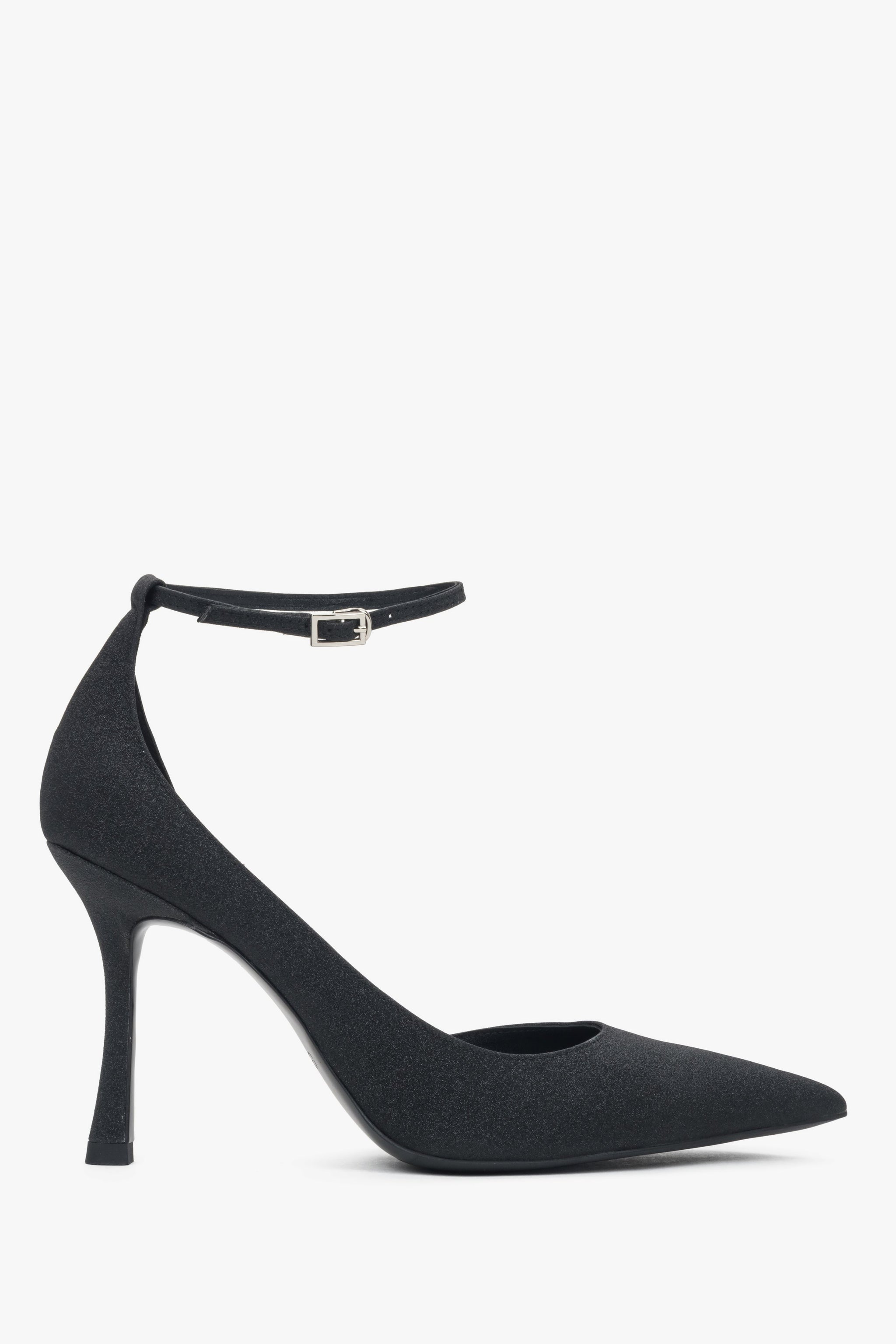 Czarne buty damskie na wysokim obcasie ze sprzączką.