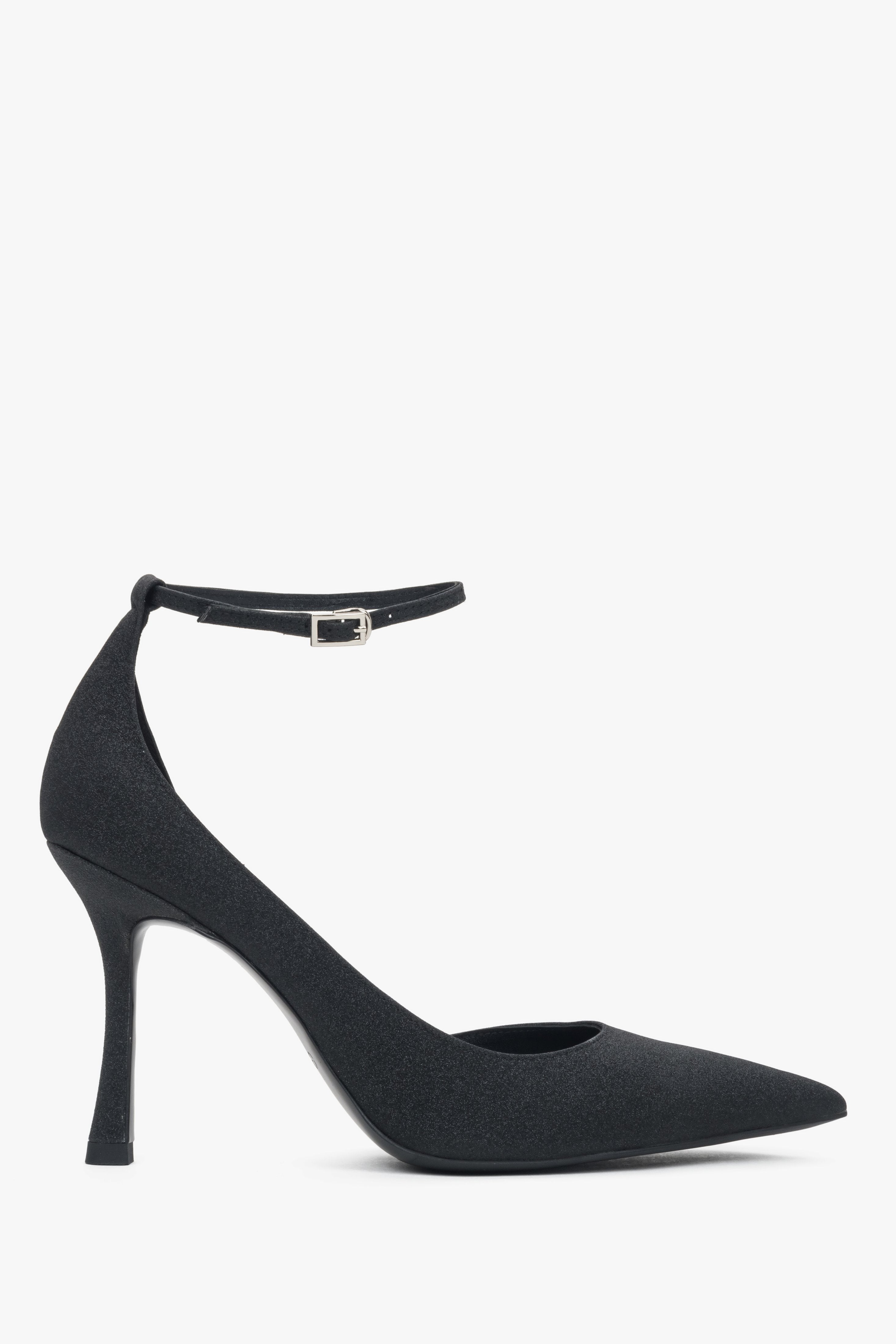 Czarne buty damskie na wysokim obcasie ze sprzączką.