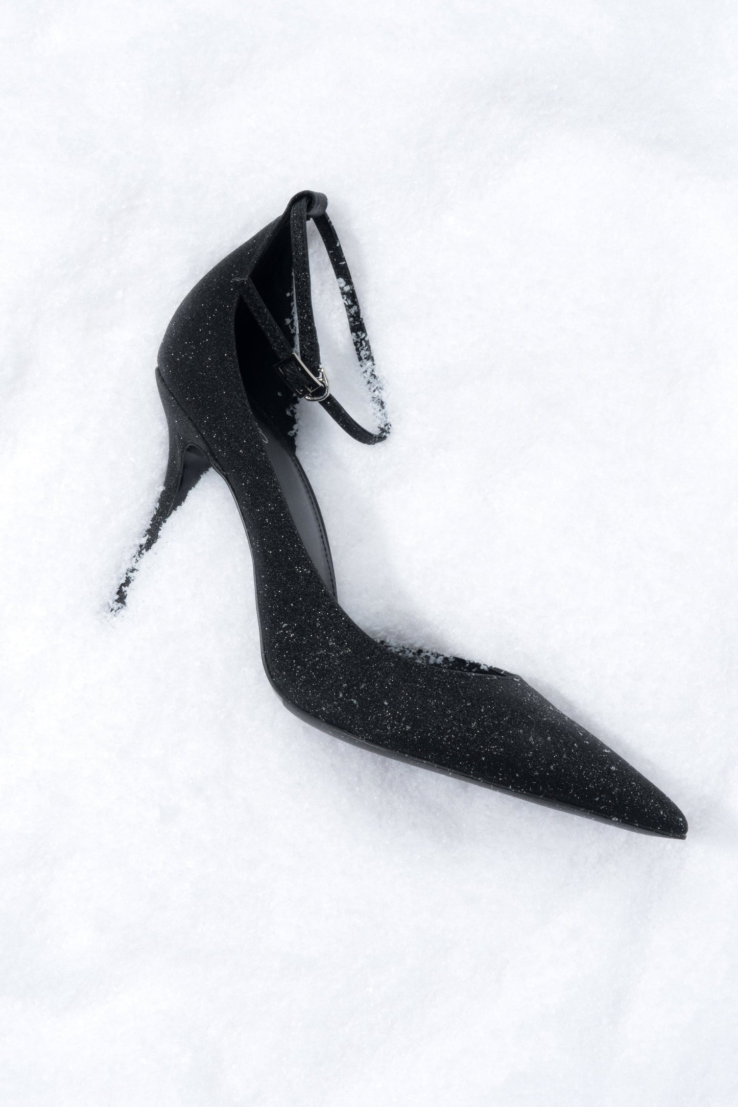 Czarne buty damskie na wysokim obcasie ze sprzączką.