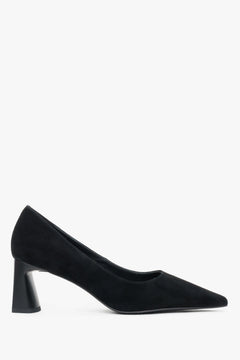 Czarne buty na stabilnym słupku z weluru naturalnego z czubkiem w szpic Estro ER00119446.
