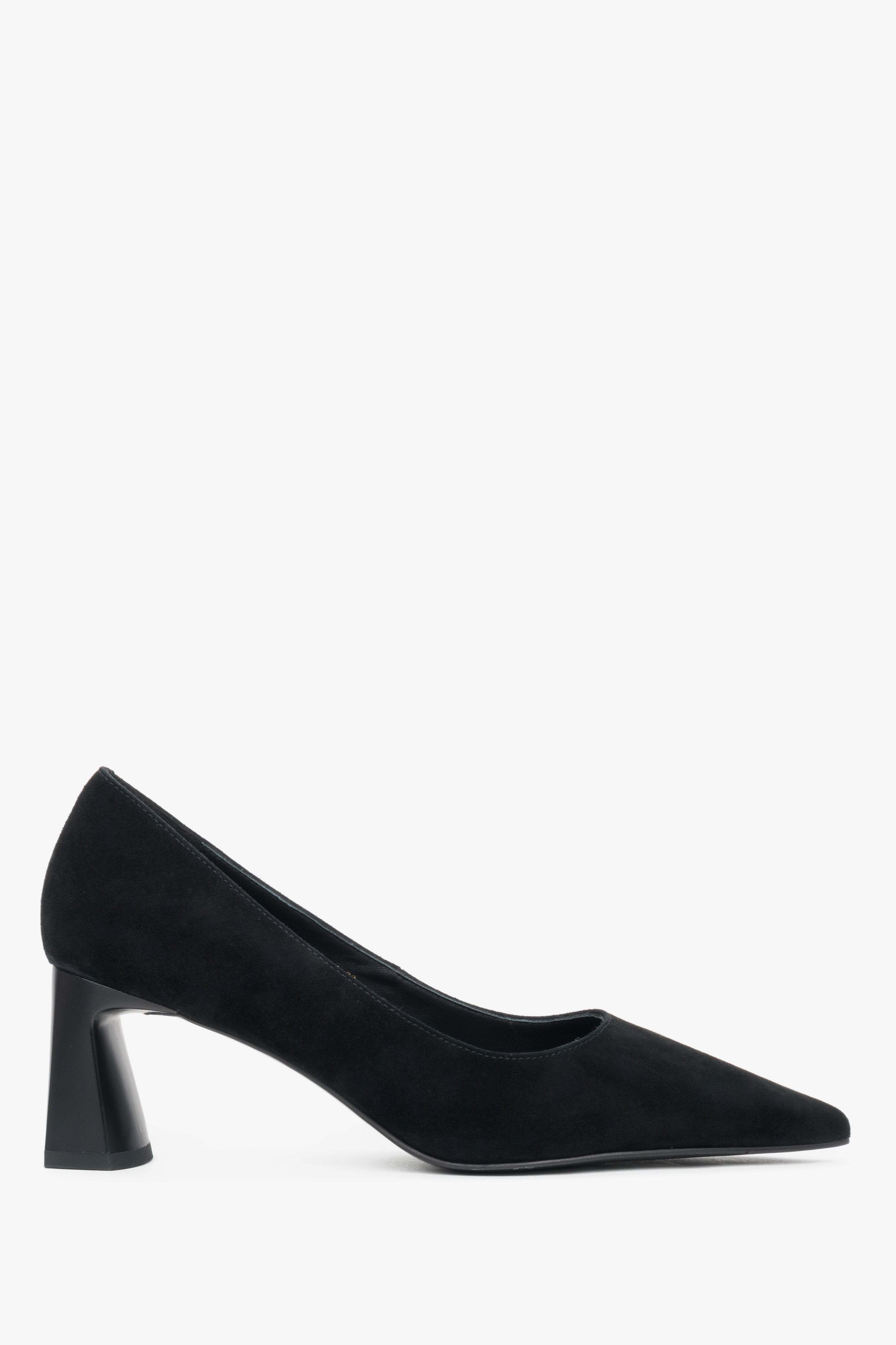 Czarne buty na stabilnym słupku z weluru naturalnego z czubkiem w szpic Estro ER00119446.