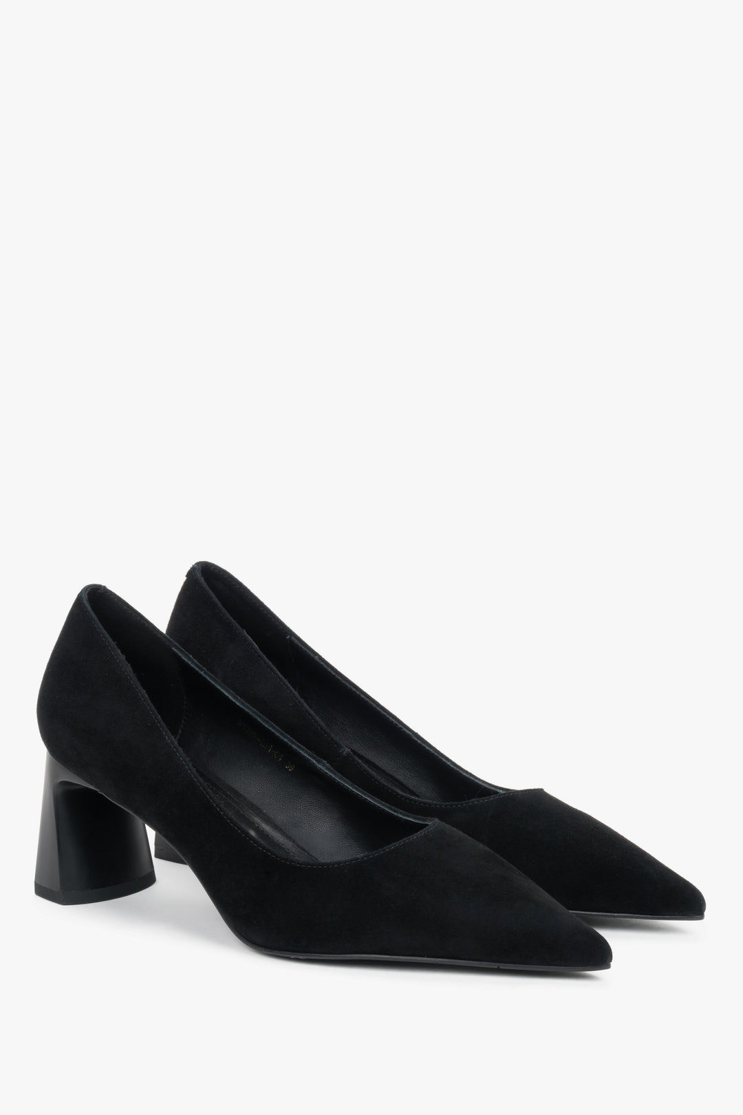 Czarne buty na stabilnym słupku z weluru naturalnego z czubkiem w szpic.