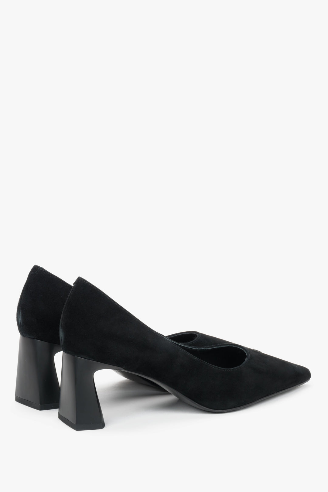 Czarne buty damskie Estro na stabilnym słupku z weluru naturalnego - zbliżenie na tył butów.
