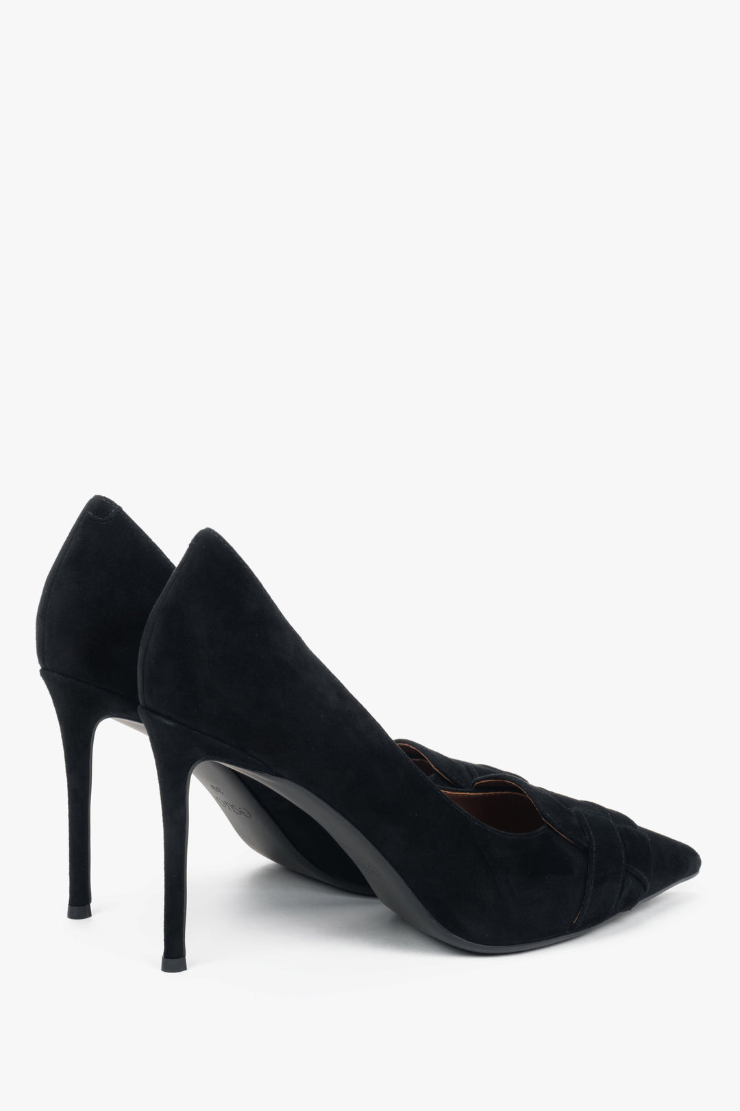 Z weluru naturalnego, czarne buty na wysokim obcasie z ozdobną aplikacją Estro.