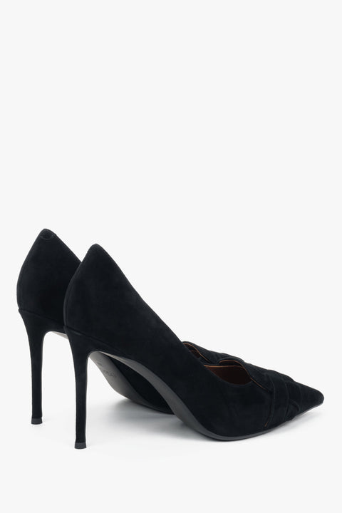 Z weluru naturalnego, czarne buty na wysokim obcasie z ozdobną aplikacją Estro.