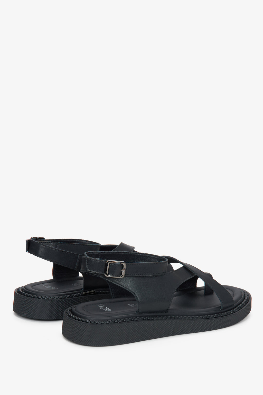 Ze skóry naturalnej, czarne casualowe sandały damskie na grubej podeszwie Estro.