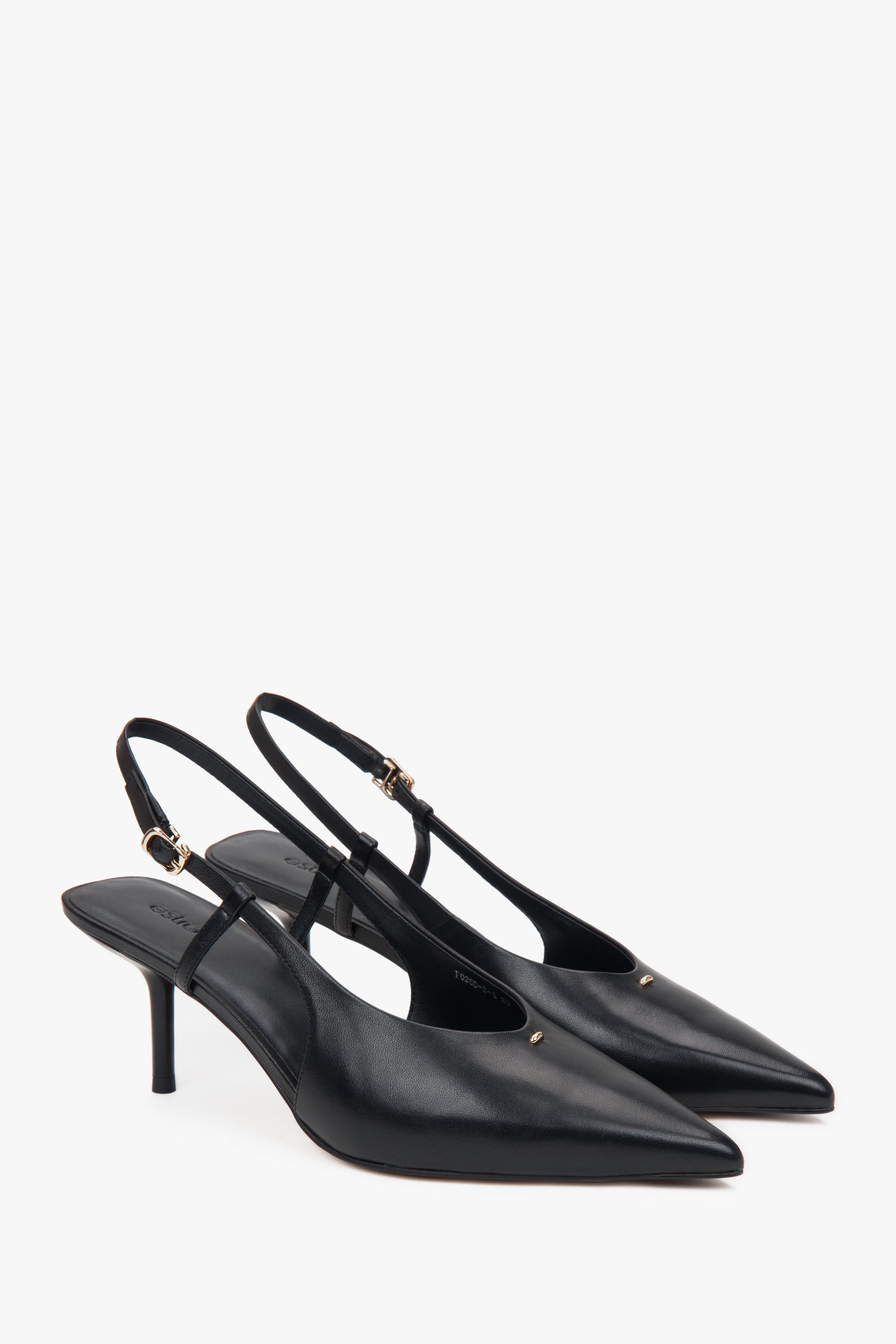Czarne czółenka damskie z odkrytą piętą typu slingback na stabilnej szpilce.