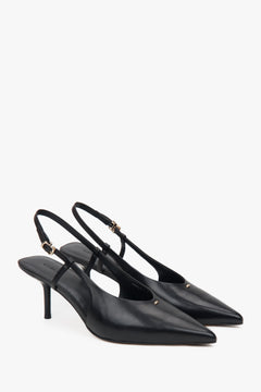 Czarne czółenka damskie z odkrytą piętą typu slingback na stabilnej szpilce.