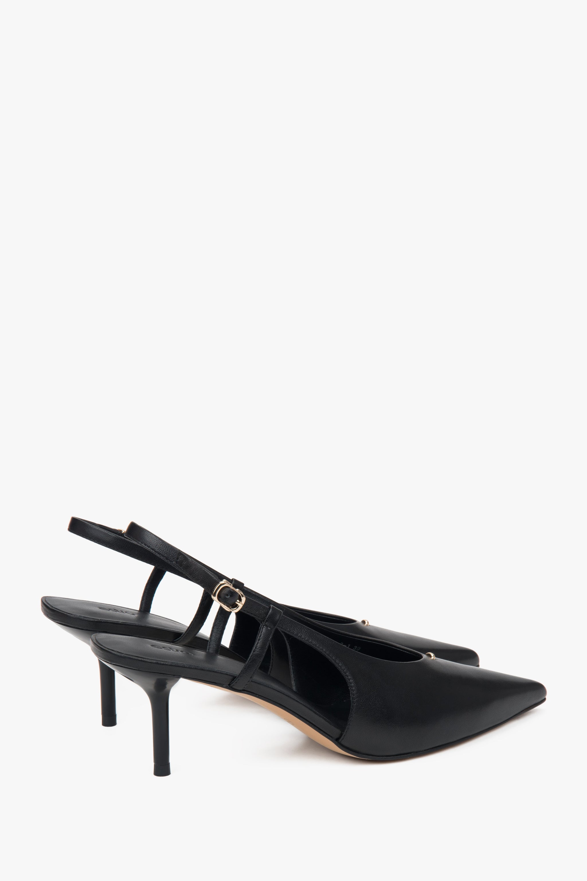 Na stabilnej szpilce, czarne czółenka damskie z odkrytą piętą typu slingback Estro.